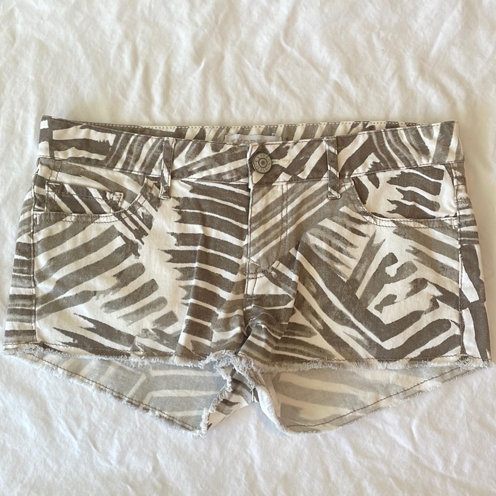Denim shorts with leaf type print